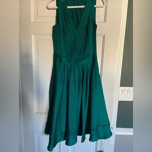 Banana Republic Women’s Sleeveless Dress with embroidered V-detail, size 4 tall